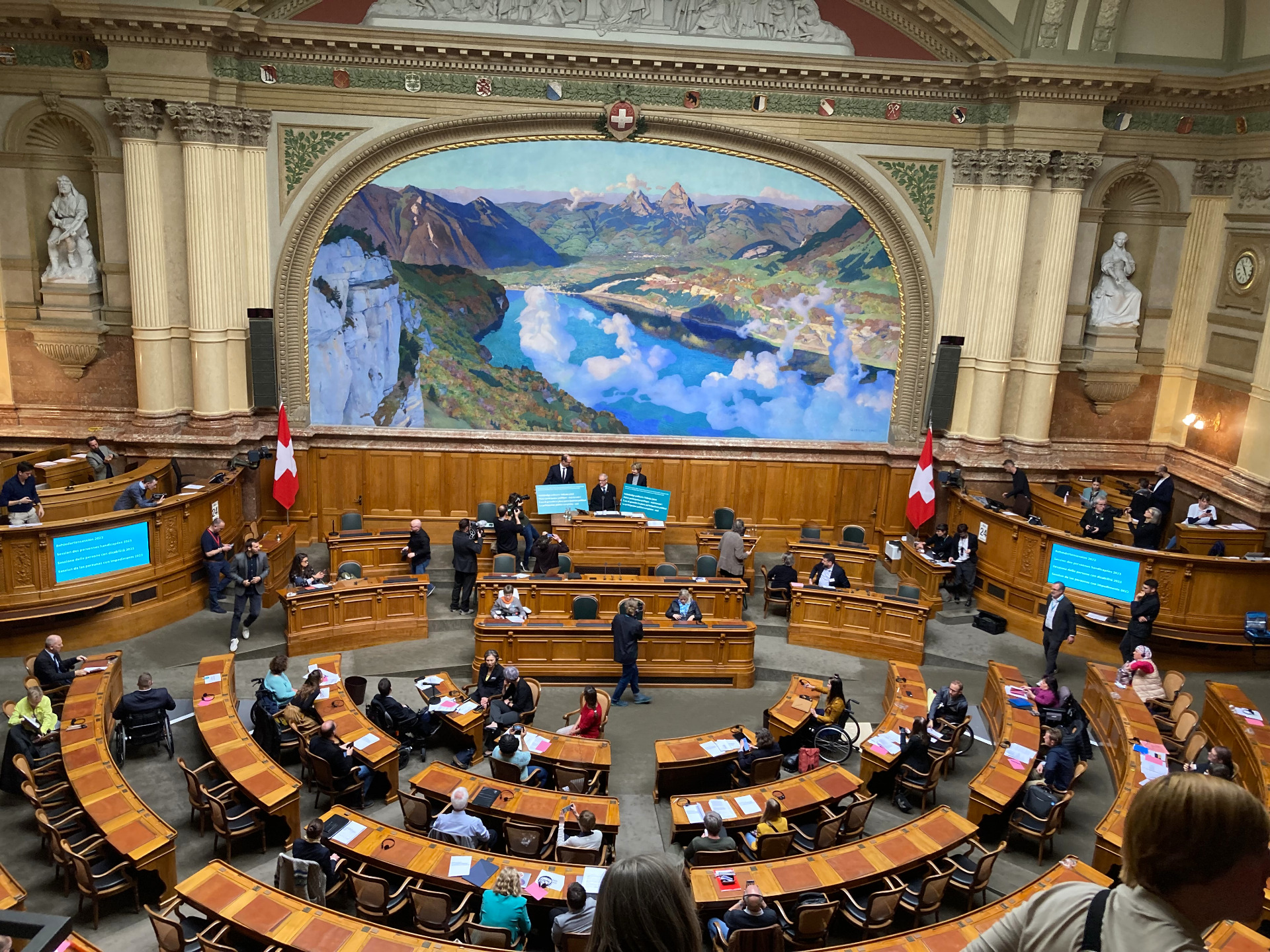 Bild aus dem Bundeshaus im Parlamentssaal, Behinderten Session 2023. Bildquelle: Persönliches Archiv